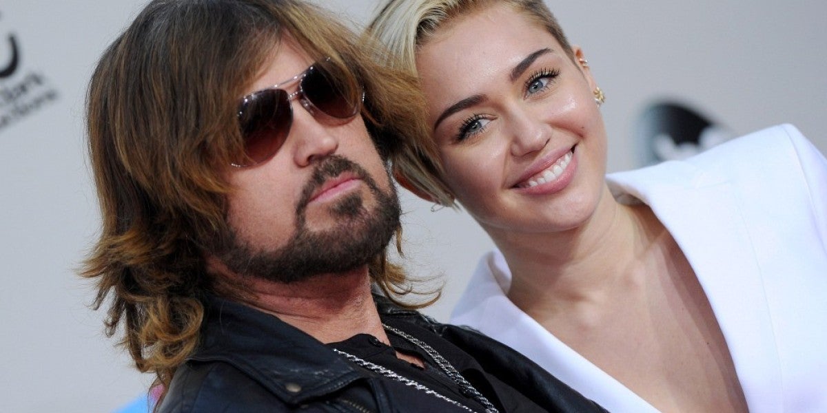 Miley Cyrus junto a su padre, Billy Ray Cyrus, en una alfombra roja
