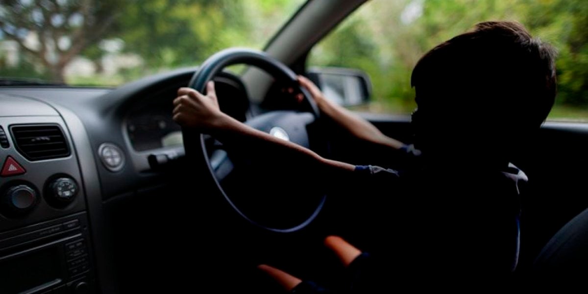 Un niño conduciendo un coche