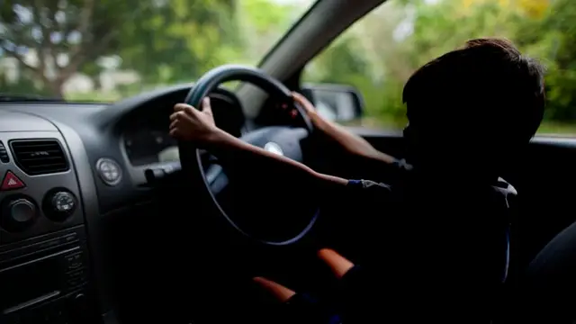 Un niño conduciendo un coche (Archivo)