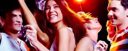 Varias personas de fiesta