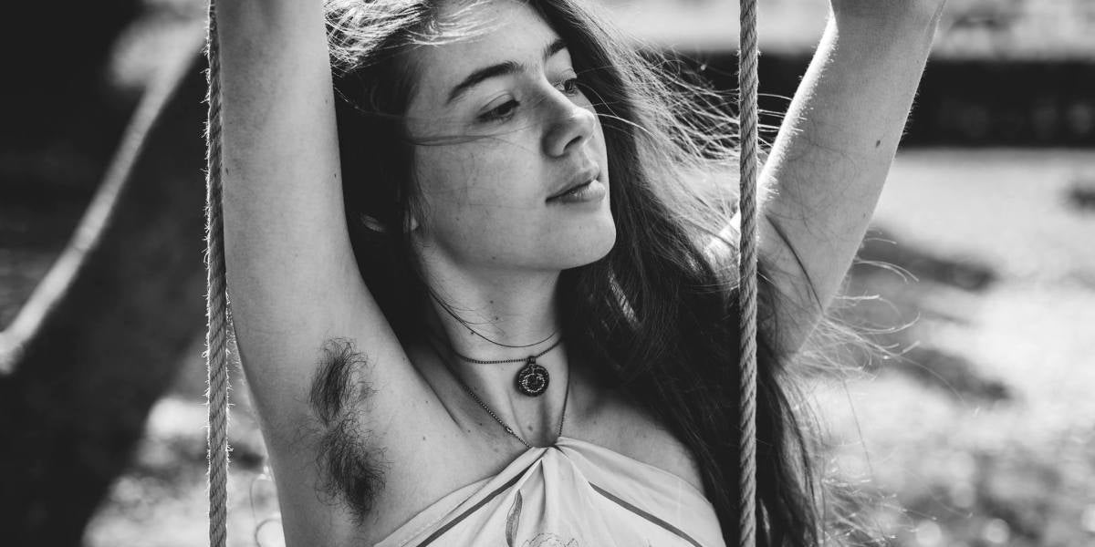 Laura De en una fotografía con las axilas sin depilar
