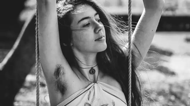 Laura De en una fotografía con las axilas sin depilar