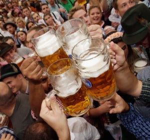 El consumo de cerveza permite ver más rápido las caras felices El consumo de cerveza permite ver más rápido las caras felices