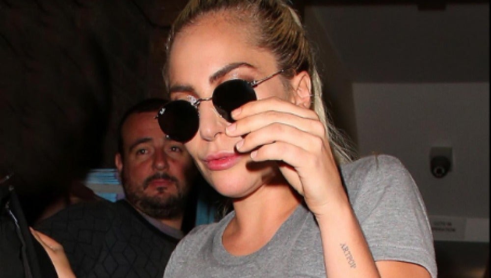 Lady Gaga a la salida de su hotel en Nueva York