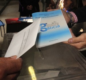Un hombre ejercita su derecho al voto en colegio electoral de Santiago de Compostela en las elecciones autonómicas gallegas Un hombre ejercita su derecho al voto en colegio electoral de Santiago de Compostela en las elecciones autonómicas gallegas