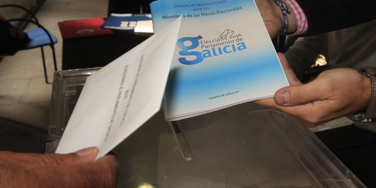 Un hombre ejercita su derecho al voto en colegio electoral de Santiago de Compostela en las elecciones autonómicas gallegas
