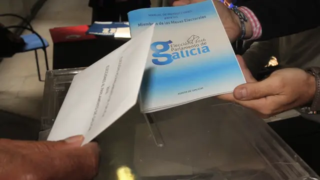 Un hombre ejercita su derecho al voto en colegio electoral de Santiago de Compostela en las elecciones autonómicas gallegas