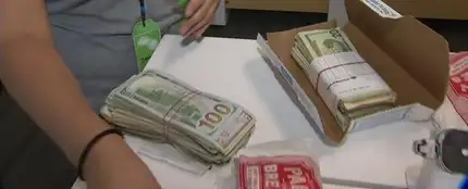 Una chica se encuentra 5.000 dólares en una caja de alitas de pollo que había encargado Una chica se encuentra 5.000 dólares en una caja de alitas de pollo que había encargado