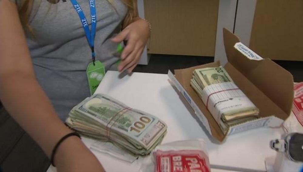 Una chica se encuentra 5.000 dólares en una caja de alitas de pollo que había encargado