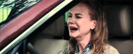 Nicole Kidman llorando en el coche