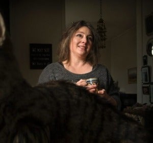 Clare Hobbs, la taxidermista que ha creado el bolso hecho de gato Clare Hobbs, la taxidermista que ha creado el bolso hecho de gato