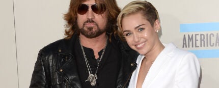 Miley Cyrus junto a su padre Billy Rae