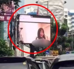 El vídeo porno en la valla publicitaria durante un atasco El vídeo porno en la valla publicitaria durante un atasco