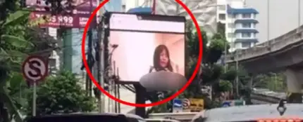 El vídeo porno en la valla publicitaria durante un atasco El vídeo porno en la valla publicitaria durante un atasco