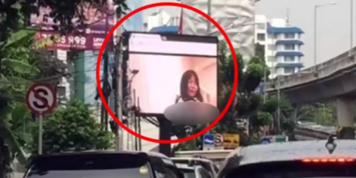 El vídeo porno en la valla publicitaria durante un atasco