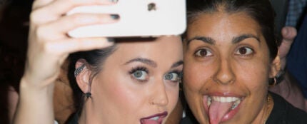Katy Perry sacándose un selfie con una fan