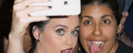 Katy Perry sacándose un selfie con una fan Katy Perry sacándose un selfie con una fan