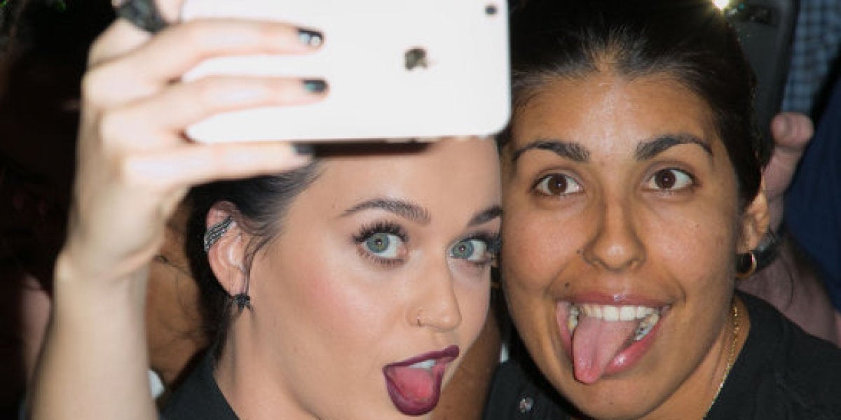 Katy Perry sacándose un selfie con una fan