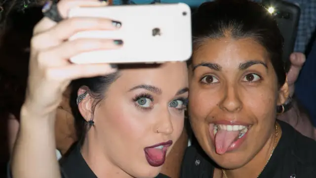 Katy Perry sacándose un selfie con una fan