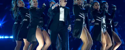 Pitbull en una de las actuaciones de la noche Pitbull en una de las actuaciones de la noche