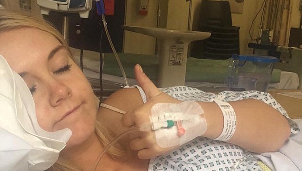 Emma Phillips en el hospital tras la intervención