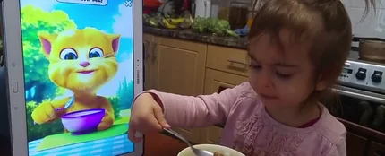La mayoría de los niños comen mirando una pantalla La mayoría de los niños comen mirando una pantalla