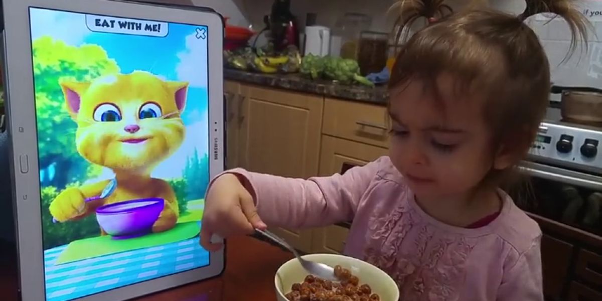 La mayoría de los niños comen mirando una pantalla