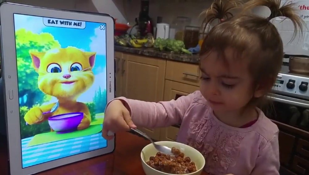 La mayoría de los niños comen mirando una pantalla
