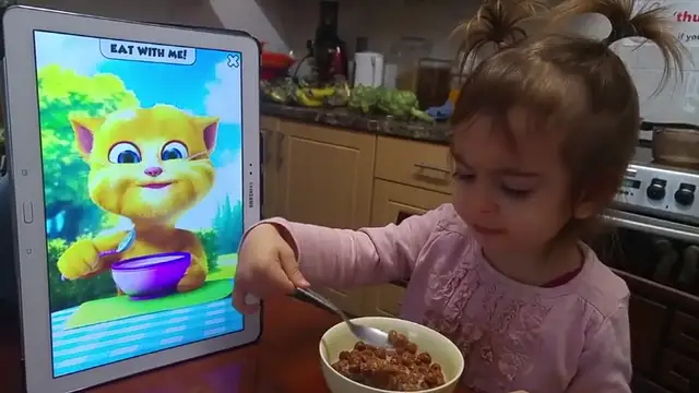 La mayoría de los niños comen mirando una pantalla