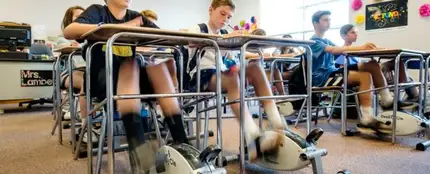 Alumnos dando pedales mientras están en clase Alumnos dando pedales mientras están en clase