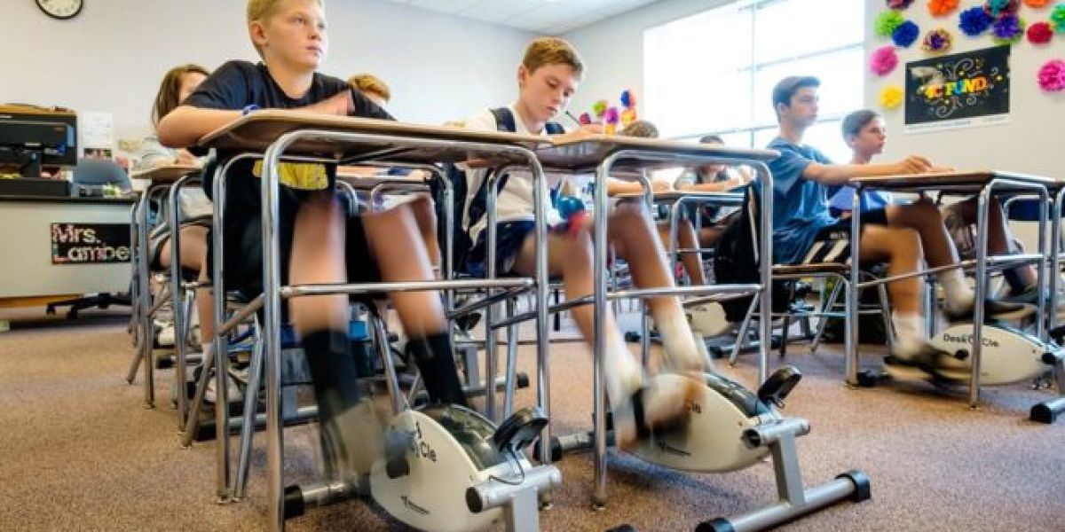 Alumnos dando pedales mientras están en clase