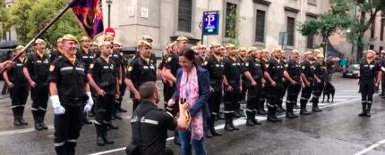 Un militar de la UME hace una petici&oacute;n de matrimonio durante el desfile