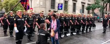 Un militar de la UME hace una petición de matrimonio durante el desfile Un militar de la UME hace una petición de matrimonio durante el desfile