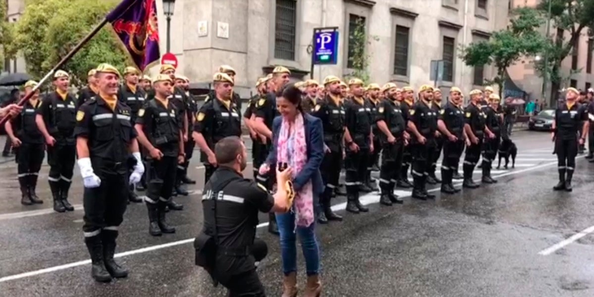 Un militar de la UME hace una petición de matrimonio durante el desfile