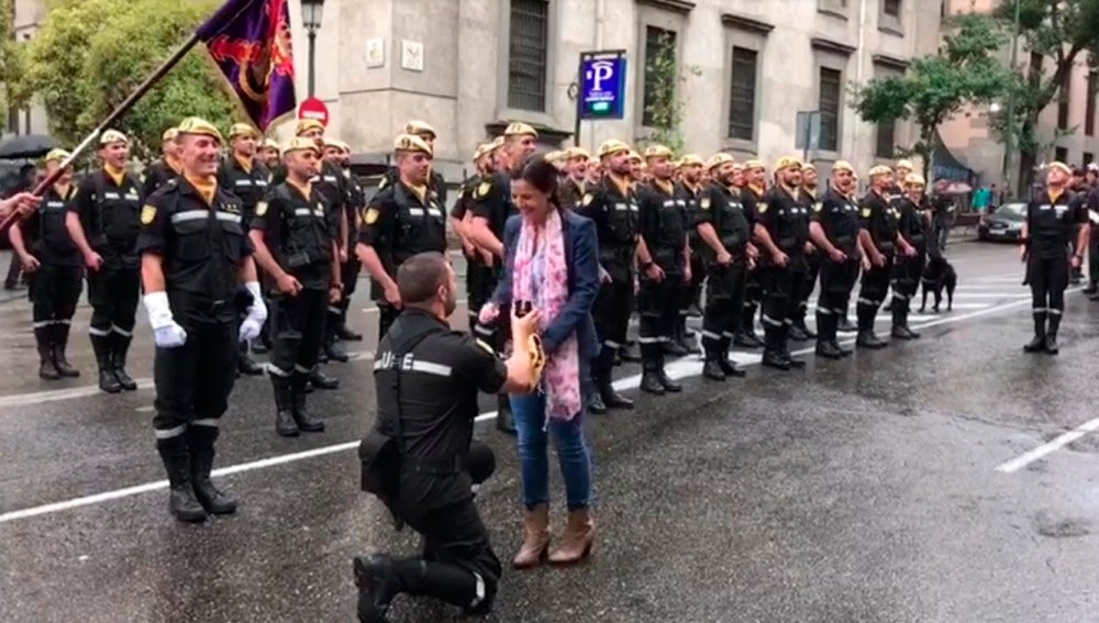Un militar de la UME hace una petición de matrimonio durante el desfile