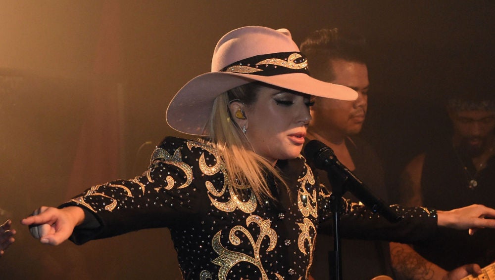 Lady Gaga en el concierto del Dive Bar Tour in Nashville