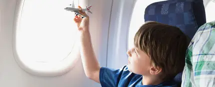 Niño jugando en un avión Niño jugando en un avión