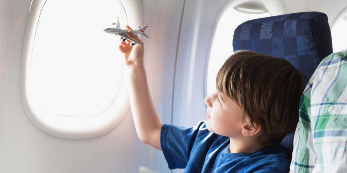 Niño jugando en un avión