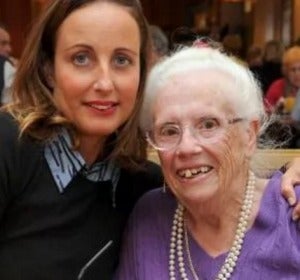 Doreen Mann con su salvadora, la camerera Sonia Congrave Doreen Mann con su salvadora, la camerera Sonia Congrave