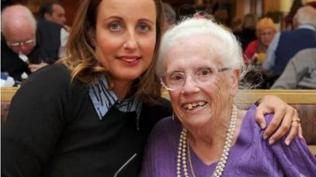 Doreen Mann con su salvadora, la camerera Sonia Congrave