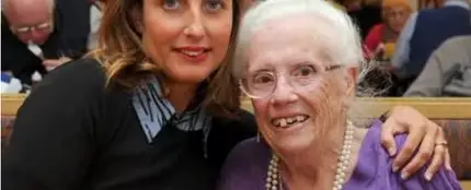 Doreen Mann con su salvadora, la camerera Sonia Congrave Doreen Mann con su salvadora, la camerera Sonia Congrave