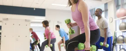 Una mujer en un gimnasio Una mujer en un gimnasio
