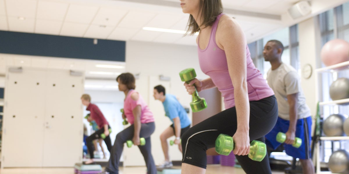 Una mujer en un gimnasio