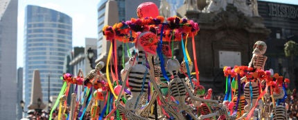 Un grupo de participantes en el desfile del Día de los Muertos en México