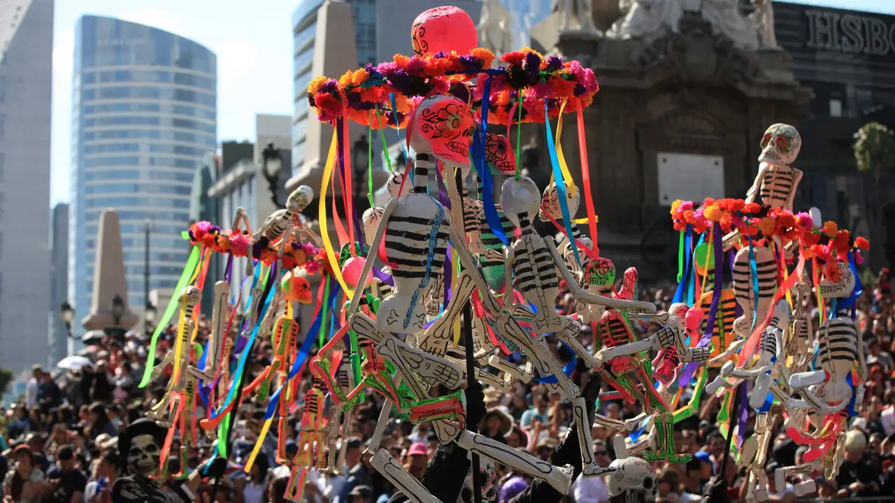 Un grupo de participantes en el desfile del Día de los Muertos en México Un grupo de participantes en el desfile del Día de los Muertos en México