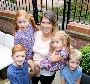Emily Street con sus hijos Emily Street con sus hijos