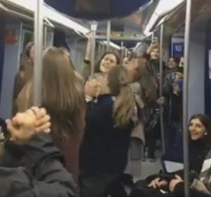 Un vagón del metro de Madrid se desata al ritmo de 'La bicicleta' Un vagón del metro de Madrid se desata al ritmo de 'La bicicleta'