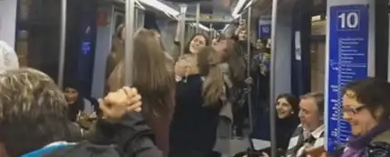 Un vagón del metro de Madrid se desata al ritmo de 'La bicicleta' Un vagón del metro de Madrid se desata al ritmo de 'La bicicleta'
