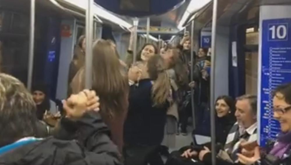  Un vagón del metro de Madrid se desata al ritmo de 'La bicicleta'