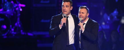 Robbie Williams cantando con su ex banda, Take That